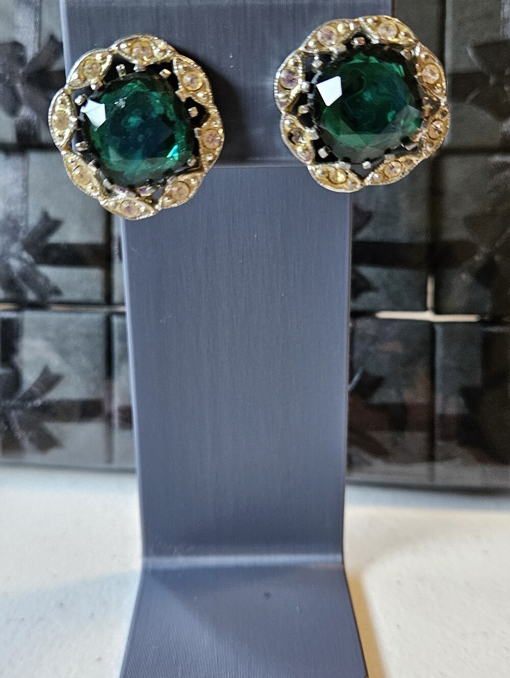 Sarah Coventry Deep Emerald Green and Silver "Kathleen" Cocktail Ring Set. - Picture 6 of 8